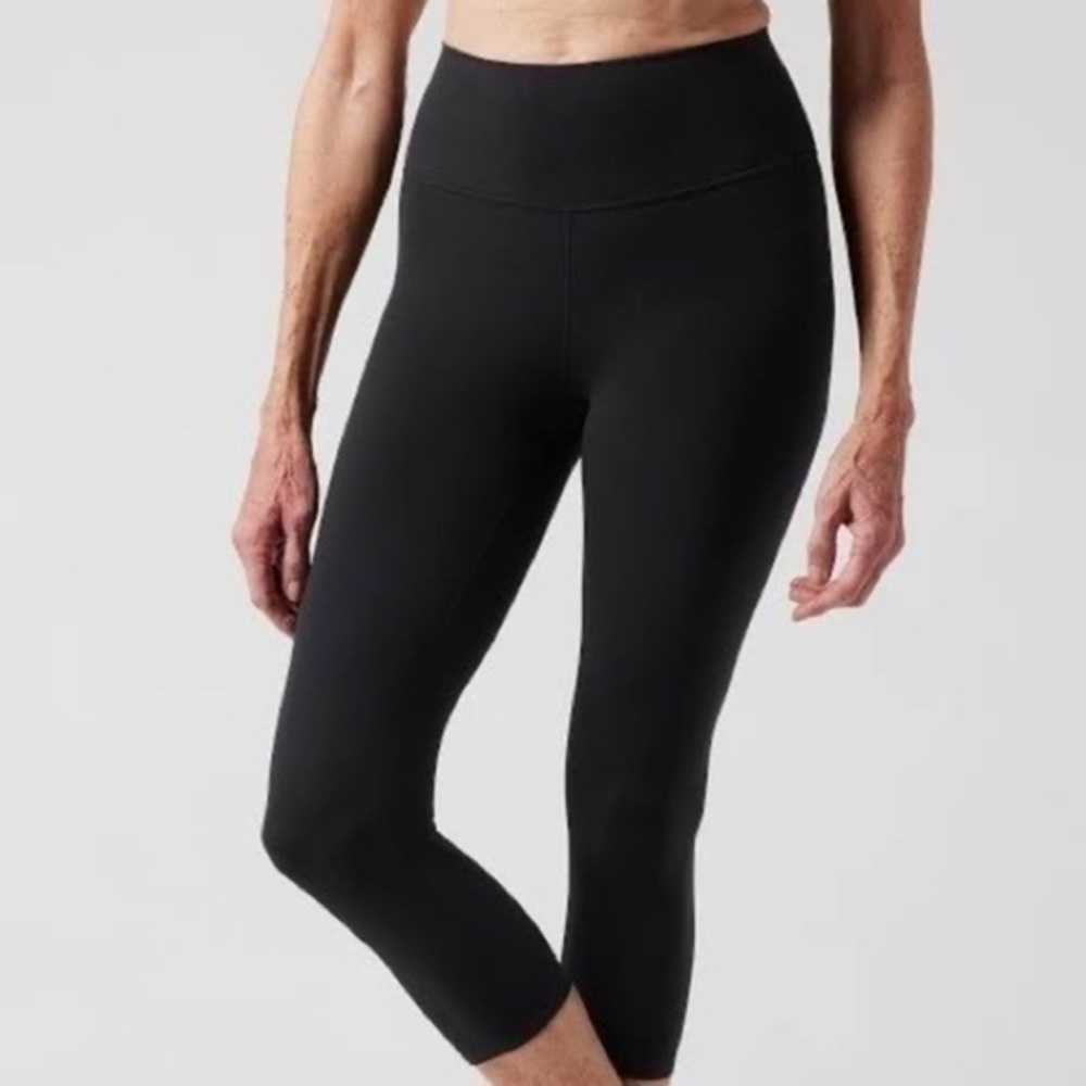 ATHLETA Accelerate Crop leggings